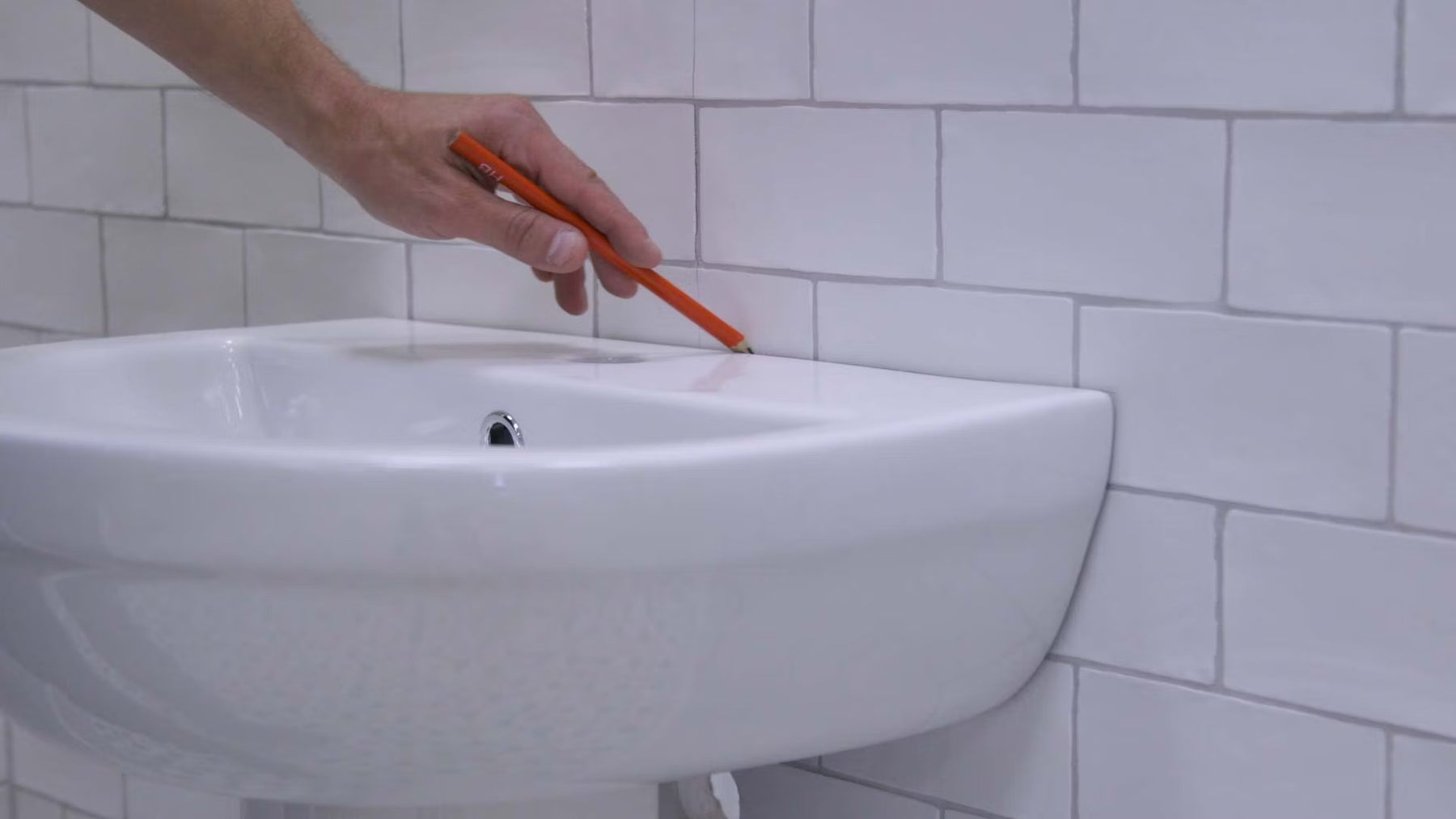 設計完美浴室：洗臉盆高度和配管高度指南